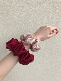 Image 11 of SCRUNCHIE OVERSIZED WINE/WINO