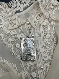 Image 1 of Superbe carnet de bal plaqué argent, avec toutes ses feuilles, chrysanthèmes et œillets,1900