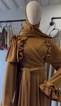 Crossed Chest /Ruffled wrist garment