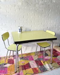 Image 1 of Table + chaises en Formica 