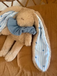 Image 1 of EN STOCK : DOUDOU MOTIF CŒUR BLEU ET SON COL 