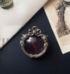 Broche porte photo/mèche en argent et perle d’imitation, Napoléon III, vitre bombée