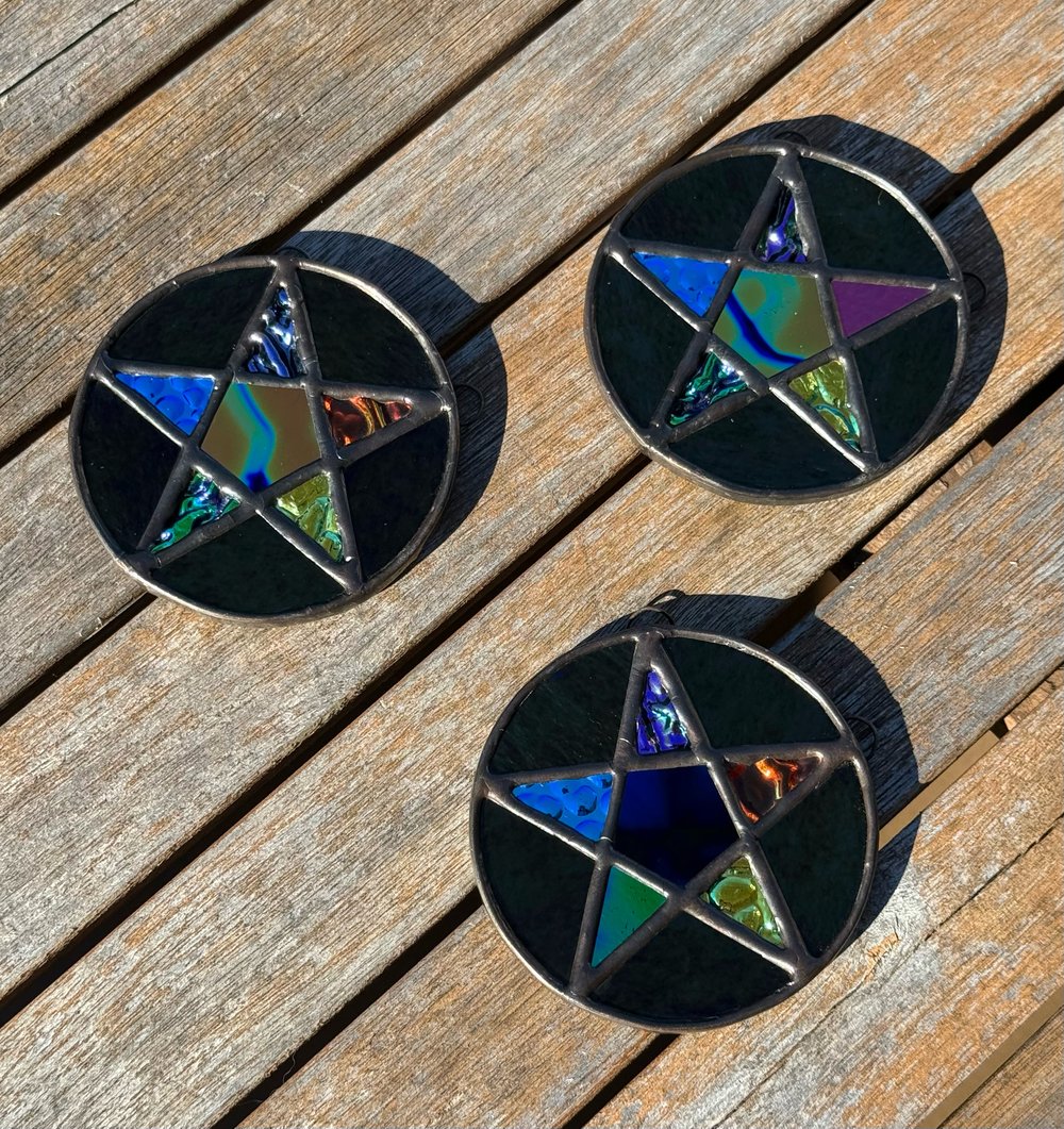 Lil pentagrams (black)
