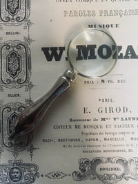 Image 2 of Petite loupe en métal, début 1900, avec trou pour passer une chaîne sur le manche.