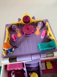 Image 9 of Ensemble bracelet et Polly Pocket Le magasin de robes de mariées