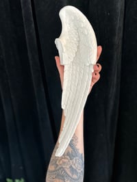 Image 3 of Magnifique aile d’ange en biscuit, objet ancien!