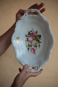 Image 4 of Flache, dekorative Schale mit Griffen und rosa Blümchenbemalung