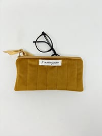 Image 1 of Pochette de transport LA SOLAIRE velours matelassé moutarde