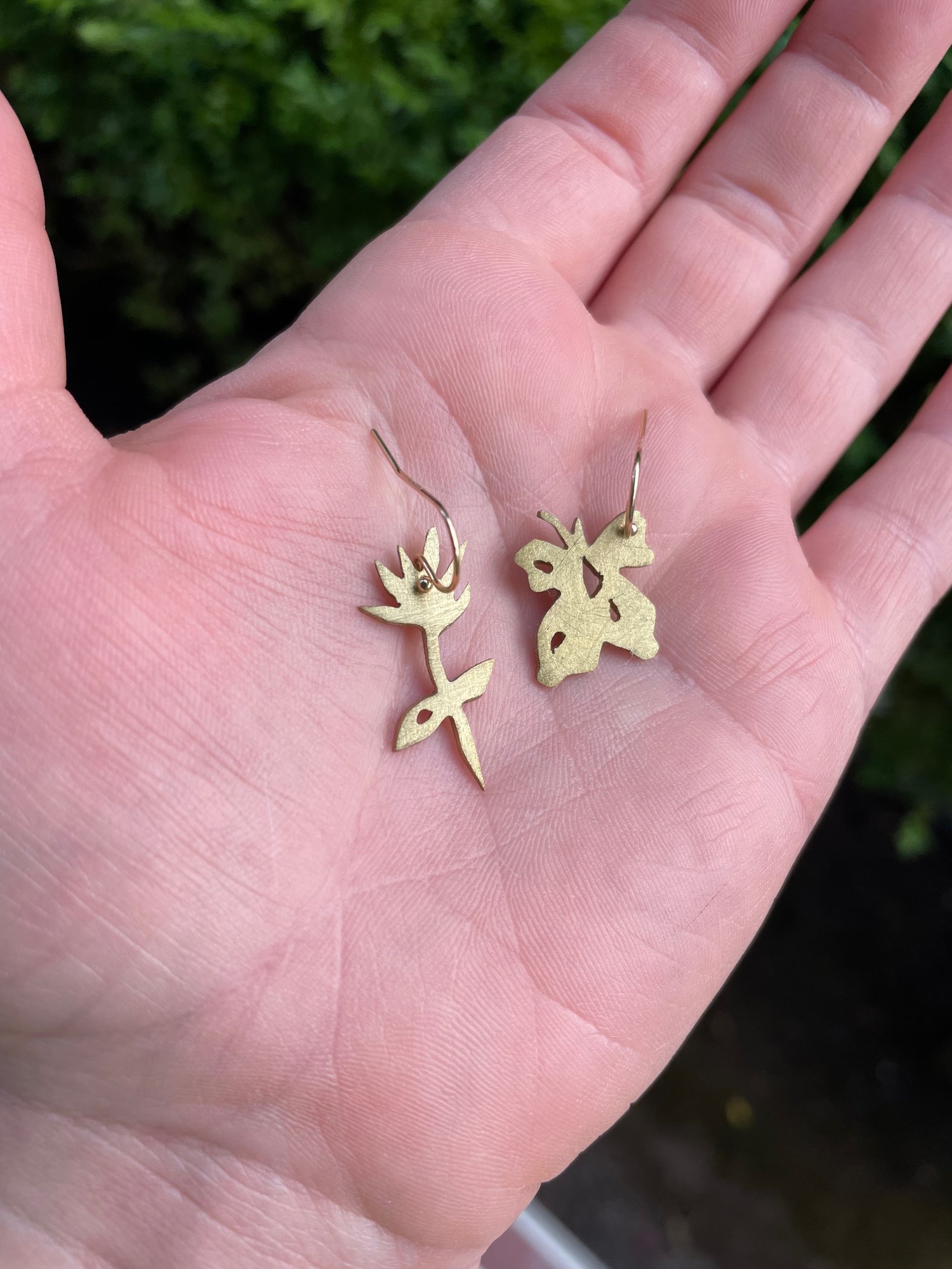 Butterfly and flower earrings in brass