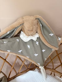 Image 1 of DOUDOU CARRÉ MOTIF HIRONDELLE