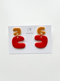 Paire de boucles d'oreilles céramique U TORNADA INVERSA miel et rouge