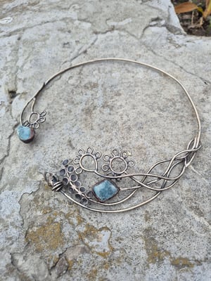 Blue flowers open necklace 