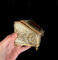 Image 7 of Magnifique boite à bijoux en verre et laiton et soie capitonnée rouge. XIXème s.