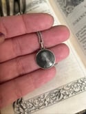 Superbe pendentif en argent guilloché, émail gris, poinçon charançon, XIXème siècle