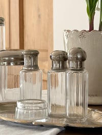 Image 2 of Ensemble ancien de flacons de toilette