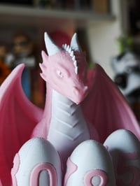 Image 4 of Contador de libros anual Dragón Guardián rosa pastel