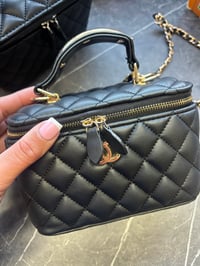 Image 7 of Handle vanity case 