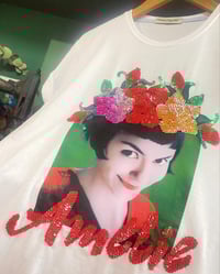 Image 3 of Amélie branca. Bordada a man. Corte unisex.