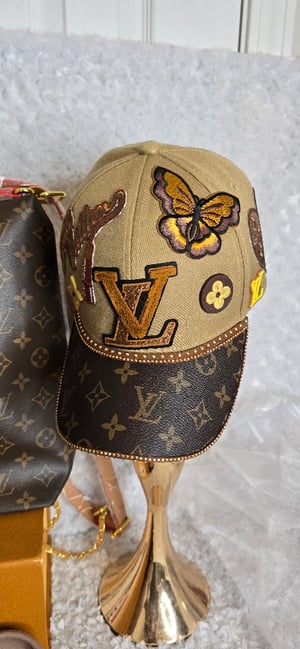 Image of Size 10 Classic Brown Crocs with Hat