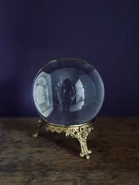 Image 5 of Magnifique boule de cristal de 15cm de diamètre, et son support en régule doré, XIXème siècle