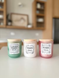 Image 2 of 12oz Roses Scented Candle