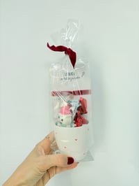 Image 1 of Le Sachet Cadeau tasse à expresso, bracelet et gourmandises rouge