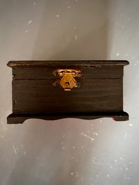 Image 3 of Caja marrón con mariposa 