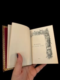 Image 8 of Missel de Jeanne d’Arc, 1905, reliure cuir et feuille d’or, intérieur soie rouge.