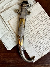 Image 6 of Poignard traditionnel ancien dit Koummya, métal argenté, laiton, bois noirci. Début 1900.