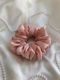 Image 2 of SCRUNCHIE STANDARD APRICOT/MORELA