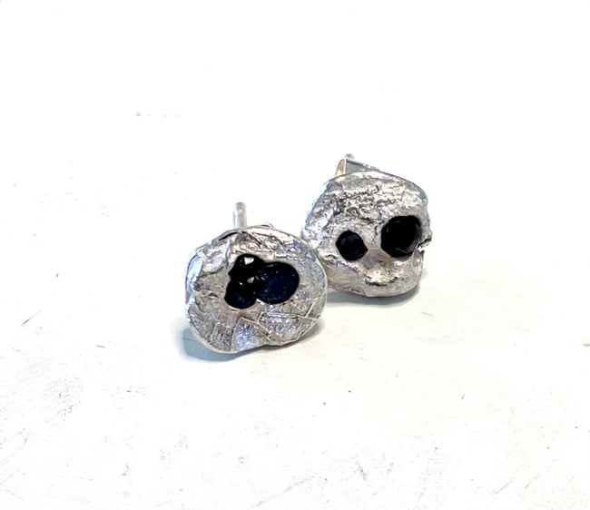 Embedded multi sapphire studs 