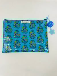 Image 1 of *EN STOCK* Pochette à Maillots Et son Gri-gri Lilie B Créations bleue et jolies fleurs