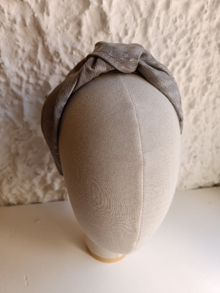 Image of Cerchietto a fascia grigio/argento con nodo centrale 