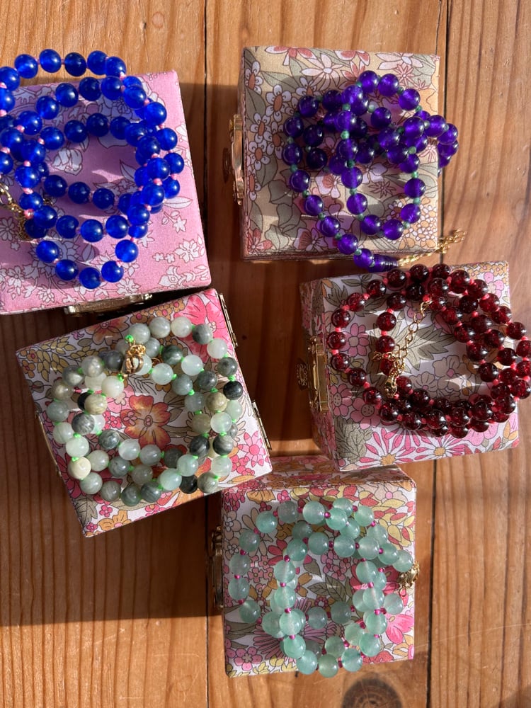 Image of Colliers en perles d’eau douce et en pierres naturelles dans leurs écrins en Liberty 