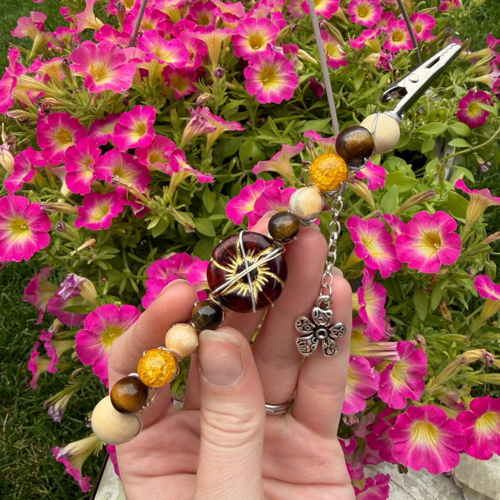 Image of daisy latte roach clip