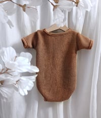 Image 3 of Photoshooting boys bodysuit Patrick - camel | photo props | 12 months