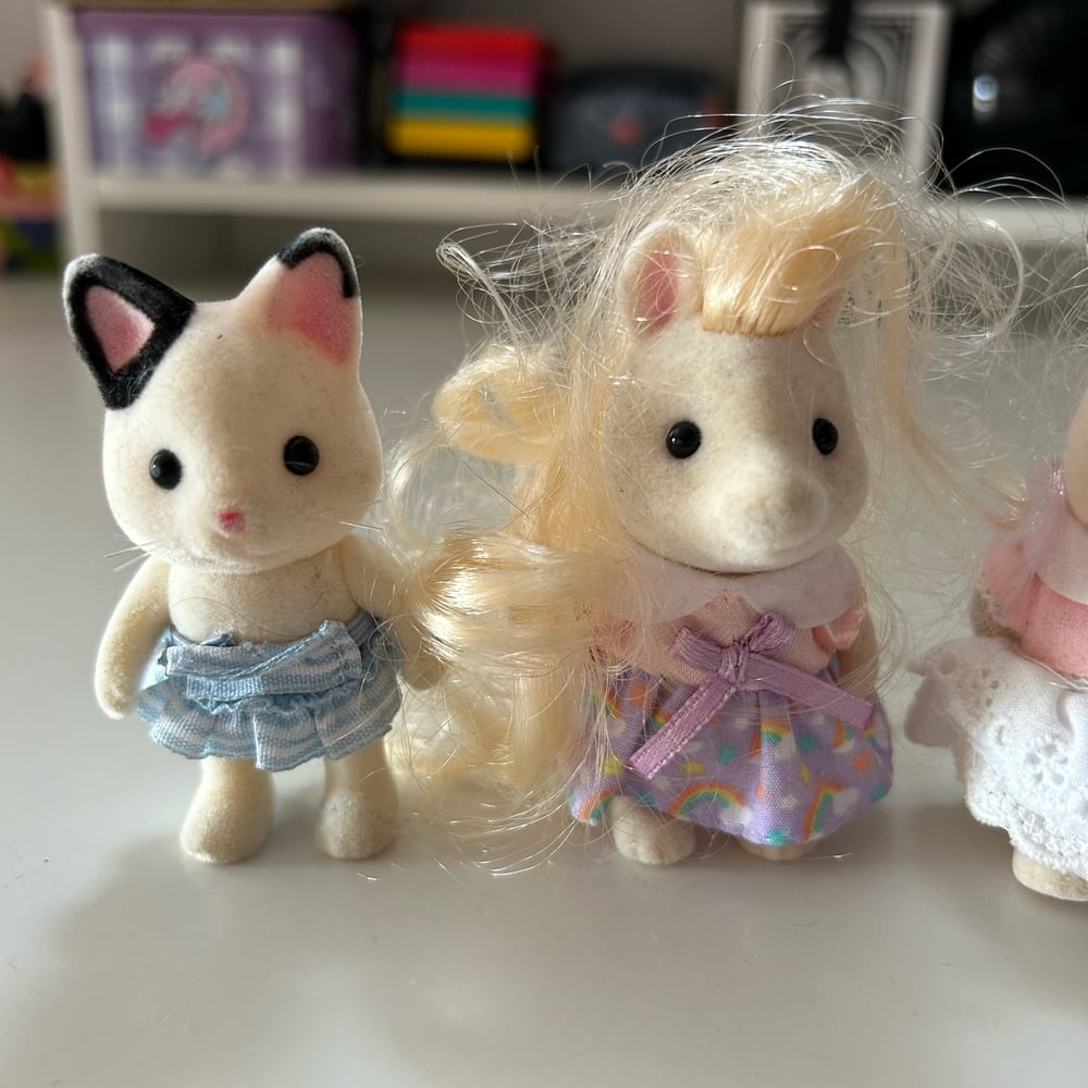 Image of LOT 3 PERSONNAGES SYLVANIAN FAMILIES