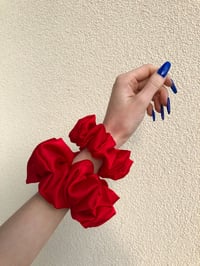 Image 5 of SCRUNCHIE OVERSIZED INTENSE RED/INTENSYWNA CZERWIEŃ