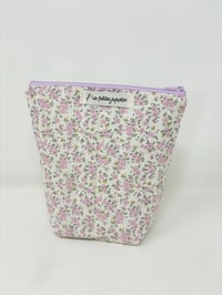 Image 1 of Trousse de toilette haute à poser matelassé petites fleurs parme