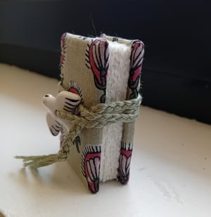 HADI — mini livre — perle en porcelaine — reliure à la française