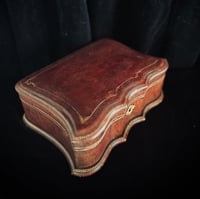 Image 2 of Magnifique boite à bijoux en cuir doré à la feuille d’or et soie capitonnée rouge .XIXème s.