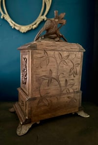 Image 7 of Incroyable petit meuble à bijoux, en bois sculpté, dite Forêt Noire, fin du 19ème s.