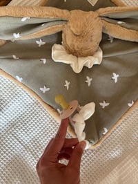 Image 3 of DOUDOU CARRÉ MOTIF HIRONDELLE