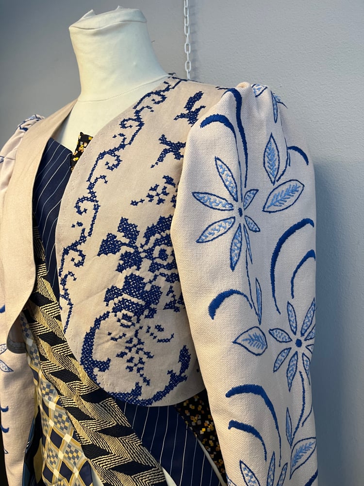 Image of Bolero jakke med blå broderier (medium)