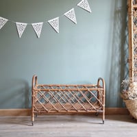 Image 1 of Lit de poupée en rotin