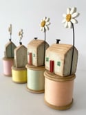 Thimbleville- Bobbin Houses With Daisies 