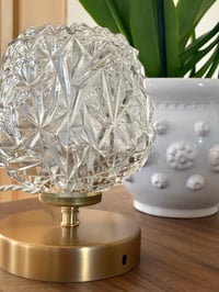 Image 4 of Lampe globe en verre taillé
