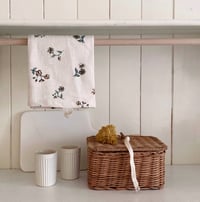 Image 6 of Nappe et coussin fleuri