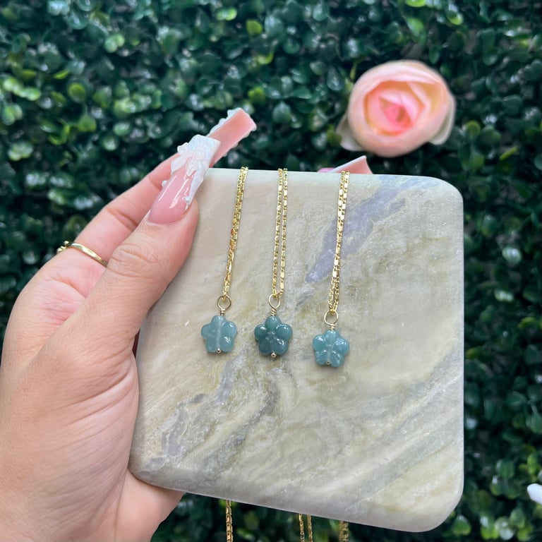 jaded dainty flower necklace Image 2