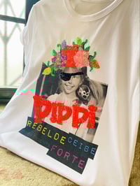 Image 1 of Camiseta bordada a man. Pippi branca con letras fluor. Varias tallas. Coret oversize.
